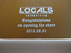 「ロゴ、Congratulations on opening the store、日付」を彫刻した、カフェの開店祝い用の鏡