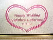 「Happy wedding、新郎と新婦の名前、結婚式の日付」を彫刻した、結婚祝い用の鏡