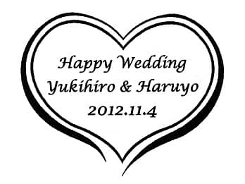 「Happy Wedding、新郎と新婦の名前、結婚式の日付」をレイアウトした、結婚祝い用の鏡に彫刻する図案