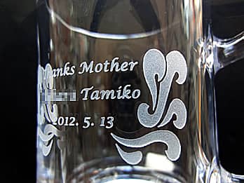 母の日のプレゼント用のグラス側面に彫刻した、「感謝を込めたメッセージ、お母さんの名前、母の日の日付」のクローズアップ画像