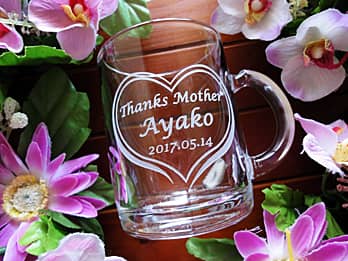 「Thanks mother、お母さんの名前、母の日の日付」を側面に彫刻した、母の日のプレゼント用のガラス製マグカップ