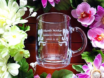 「Thanks Mother、お母さんの名前、母の日の日付」を側面に彫刻した、母の日のプレゼント用のガラス製マグカップ