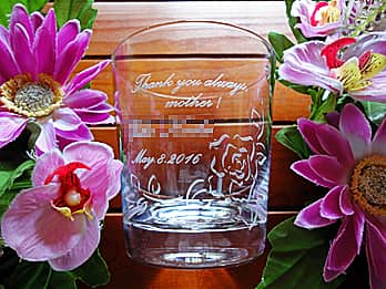「Thank you always, mother! 、お母さんの名前、母の日の日付」を側面に彫刻した、母の日のプレゼント用のロックグラス