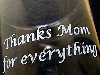 母の日のプレゼント用のフラワーベース側面に彫刻した、「感謝を込めたメッセージ」のクローズアップ画像