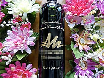 「Congratulations on your grand opening、ロゴマーク、オープン日」をボトル側面に彫刻した、スポーツジムの開店祝い用のワイン