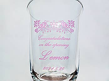「Congratulations on the opening、店名、オープンの日付」を側面に彫刻した開店祝い用のガラス花瓶
