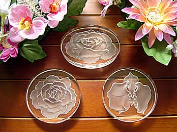 開店・開業・開設・開院のお祝い品にオススメの、花の彫刻を施したガラス製ペーパーウェイト