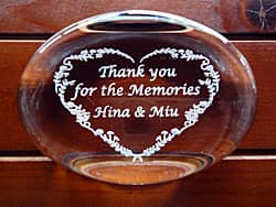 「Thank you for the memories、贈り主の名前」を彫刻した、卒業生から担任の先生へのプレゼント用のガラス製ペーパーウェイト