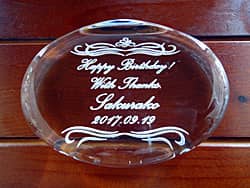 「Happy birthday、With thanks、名前」を彫刻した、誕生日プレゼント用のガラス製ペーパーウェイト