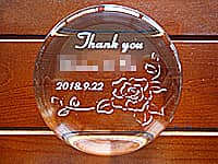 「With thanks、名前、日付」を彫刻した、上司への定年退職の贈り物用のガラス製ペーパーウェイト