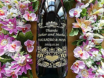 「Thanks Father and Mother、新郎と新婦の名前、結婚式の日付」を一升瓶の側面に彫刻した、結婚式で新郎新婦から両親へ贈呈する日本酒