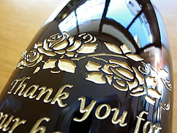 両親へ贈呈するワインのボトル側面に彫刻した、「感謝を込めたメッセージ（Thank you）」のクローズアップ画像