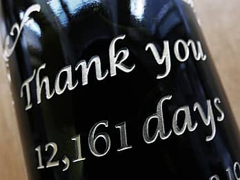 新郎新婦から両親へ贈呈するシャンパンのボトル側面に彫刻した「Thank you ○○days」のクローズアップ画像