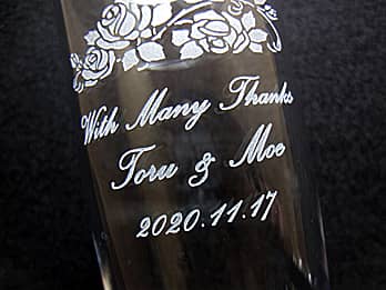 両親贈呈品用のグラス側面に彫刻した、「感謝を込めたメッセージ、新郎と新婦の名前、日付」のクローズアップ画像