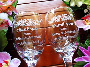「感謝を込めたメッセージ、新郎と新婦の名前、結婚式の日付」を側面に彫刻した、両親へ贈呈するペアのワイングラス