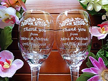 「Thank you、新郎と新婦の名前、結婚式の日付」を側面に彫刻した、両親贈呈品用のペアのワイングラス