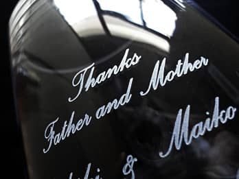 新郎新婦から両親へ贈呈するフラワーベースの側面に彫刻した、「感謝を込めたメッセージ、新郎と新婦の名前」のクローズアップ画像