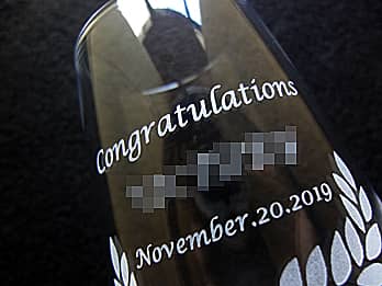 合格祝い用のグラス側面に彫刻した「メッセージ、合格者の名前、日付」のクローズアップ画像