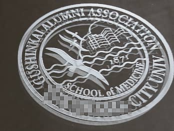 合格記念品用の鏡の表面に彫刻した「学校のマーク」の画像