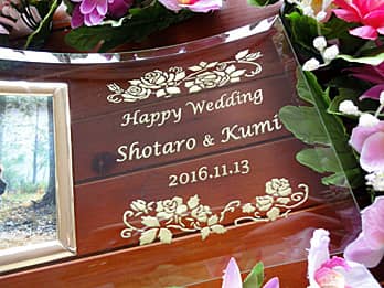 「Happy wedding、新郎新婦の名前」を彫刻した、結婚祝い用のガラス製写真立て