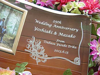 「25th wedding anniversary、両親の名前、結婚記念日の日付、贈り主の名前」を彫刻した、両親の銀婚式祝い用のガラス製フォトフレーム