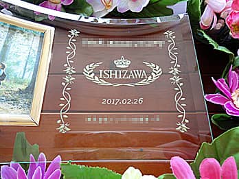会社のロゴマーク、試験の名称、合格者の名前を彫刻した、社内試験の合格記念品用のガラス製フォトスタンド