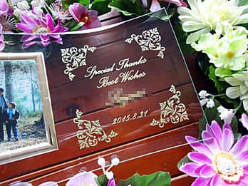 「Special thanks、お父さんの名前」を彫刻した、父の日のプレゼント用のガラス製写真立て