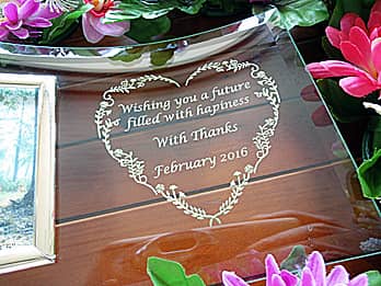 感謝を込めたメッセージを彫刻した、母の日のプレゼント用のガラス製写真立て