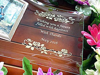 感謝を込めたメッセージを彫刻した、父の日のプレゼント用のガラス製フォトスタンド