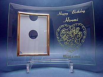 「Happy birthday、名前、日付」を彫刻した、誕生日プレゼント用のガラス製写真立て