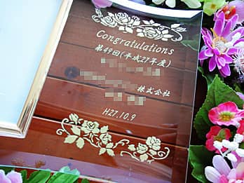 「Congratulations、表彰内容、受賞者の名前」を彫刻した、表彰記念品用のガラス製写真立て