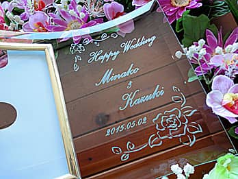 「Happy wedding、新郎と新婦の名前、結婚式の日付」を彫刻した、結婚祝い用のガラス製フォトスタンド