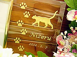 「ペットの名前、猫と猫の足跡のイラスト」を彫刻したガラス製の写真立て