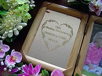「19th wedding anniversary、旦那様と奥さまの名前、日付」を彫刻した、結婚記念日のプレゼント用の写真立て