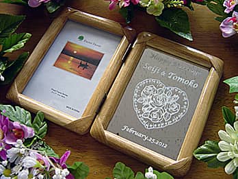 「メッセージ、贈る相手の名前、日付」を彫刻した木製ブックタイプの写真立て