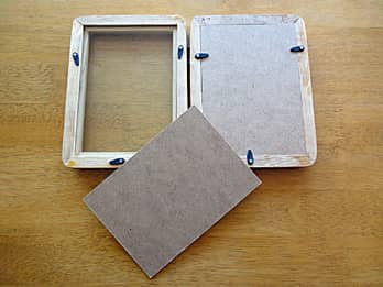 木製ブックタイプの写真立てPF-3の裏側画像