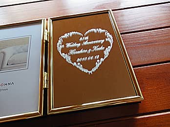 「25th wedding anniversary、旦那様と奥さまの名前」を彫刻した、銀婚式のプレゼント用の写真立て