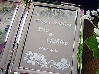 「Happy wedding、新郎と新婦の名前、結婚式の日付」を彫刻した、結婚祝い用のブックタイプのフォトスタンド