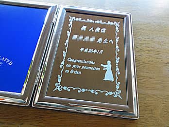武道シーンのイラストを彫刻した、武道の昇段表彰用の写真立て