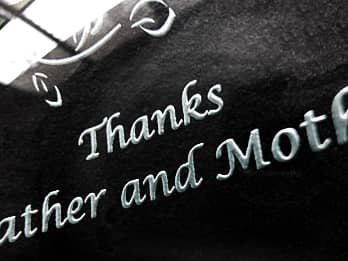 新郎新婦から両親へ贈呈するガラス製写真立てに彫刻した「感謝を込めたメッセージ」のクローズアップ画像
