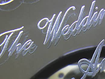 ブック型写真立てPF-5の鏡部分に彫刻した文字のクローズアップ画像