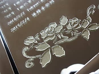 写真立ての鏡の部分に彫刻した、「バラの花の飾り」のクローズアップ画像