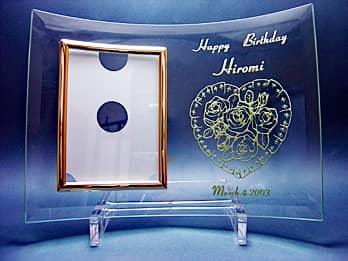 「お祝いメッセージ、贈る相手の名前、お祝いをする日付」を彫刻したガラス製写真立て