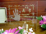 「赤ちゃんの名前、誕生日、身長と体重、赤ちゃんの手形」を彫刻した、両親への出産内祝い用のガラス製フォトフレーム