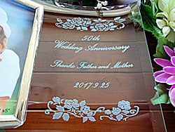 「50th wedding anniversary、Thanks father & mother」を彫刻した、両親への金婚式の贈り物用のガラス製フォトフレーム