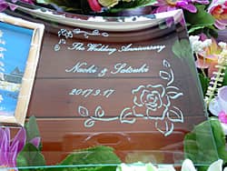 「The wedding anniversary、両親の名前、結婚記念日の日付」を彫刻した、両親への結婚記念日の贈り物用のガラス製フォトスタンド