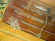 「Happy marriage、新郎と新婦の名前、日付」を彫刻した、結婚祝い用のガラス製フォトスタンド