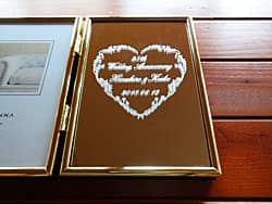 「25th wedding anniversary、両親の名前、結婚記念日の日付」を彫刻した、両親の銀婚式の贈り物用の写真立て