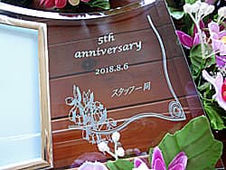 「5th anniversary、日付、スタッフ一同」を彫刻した、周年祝いの贈り物用のガラス製フォトスタンド