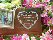 「Thank you、退職する方の名前、部署名」を彫刻した、定年退職の贈り物用のガラス製写真立て
